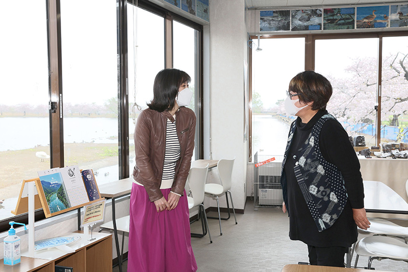 3月まで白鳥観察舎の販売員として水森さんと交流を続けた松山ひさ子さん(右)。瓢湖での再会に感激しきりだった=阿賀野市水原