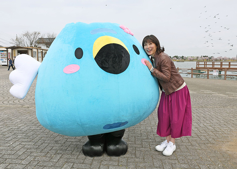 阿賀野市のイメージキャラクター「ごずっちょ」も駆けつけた=阿賀野市水原