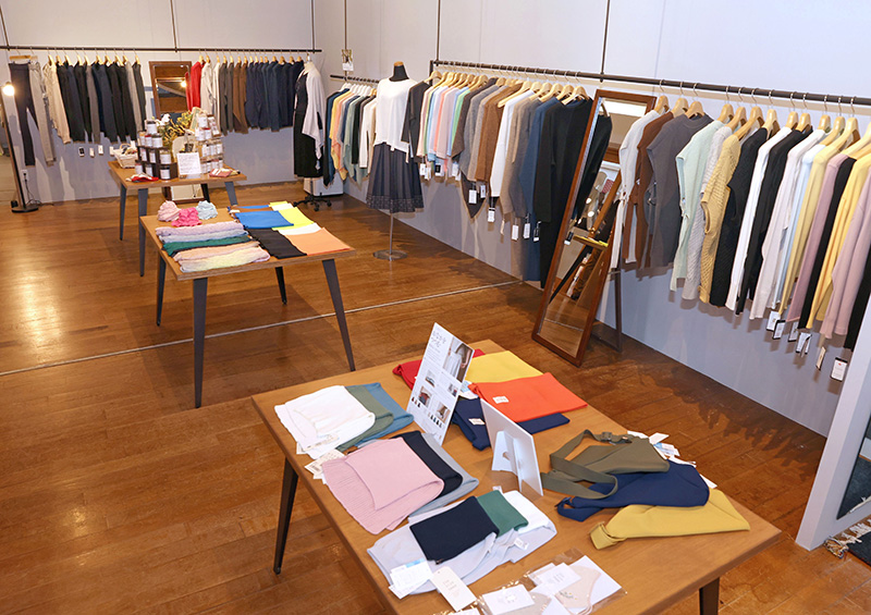 「LOOP ＆ LOOP」のセレクトショップ店内。洋服や小物類などさまざまなニット製品が並ぶ＝五泉市吉沢1