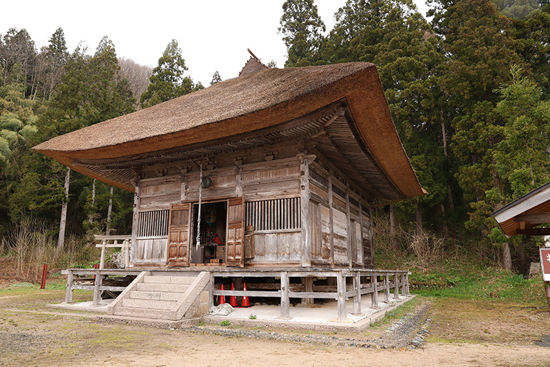 将軍杉の近くにたたずむ国指定重要文化財の平等寺薬師堂＝阿賀町岩谷