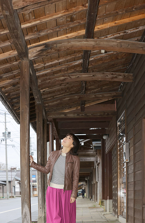 「とんぼ」と呼ばれる津川の雁木。曲線的な梁が特徴だという＝阿賀町津川