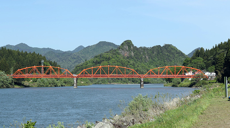 麒麟山をバックに朱色が映える麒麟橋。地域の象徴として親しまれている