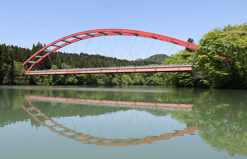 川面から見上げたニールセンローゼ形式の船渡大橋。両岸に基礎が築かれ、川には橋脚がない
