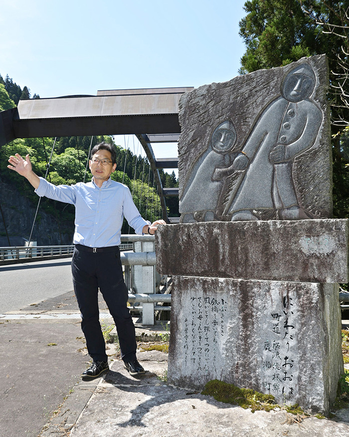 新渡大橋の架橋に携わった江花一実さん。「橋が架かる前、この辺りの集落では、冬場に救急車が山道で立ち往生してしまったこともあった」と教えてくれた