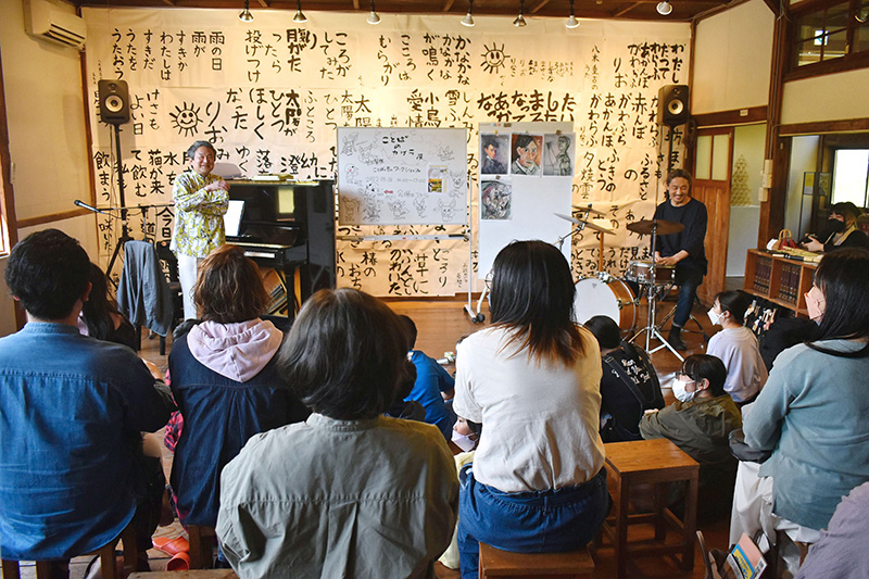 西会津国際芸術村で行われたワークショップ。言葉と音をテーマに即興演奏を体験した＝福島県西会津町新郷