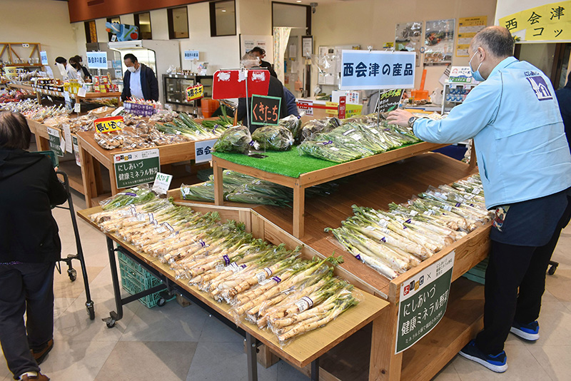 さまざまな健康ミネラル野菜が並ぶ道の駅にしあいづの売り場＝福島県西会津町野沢