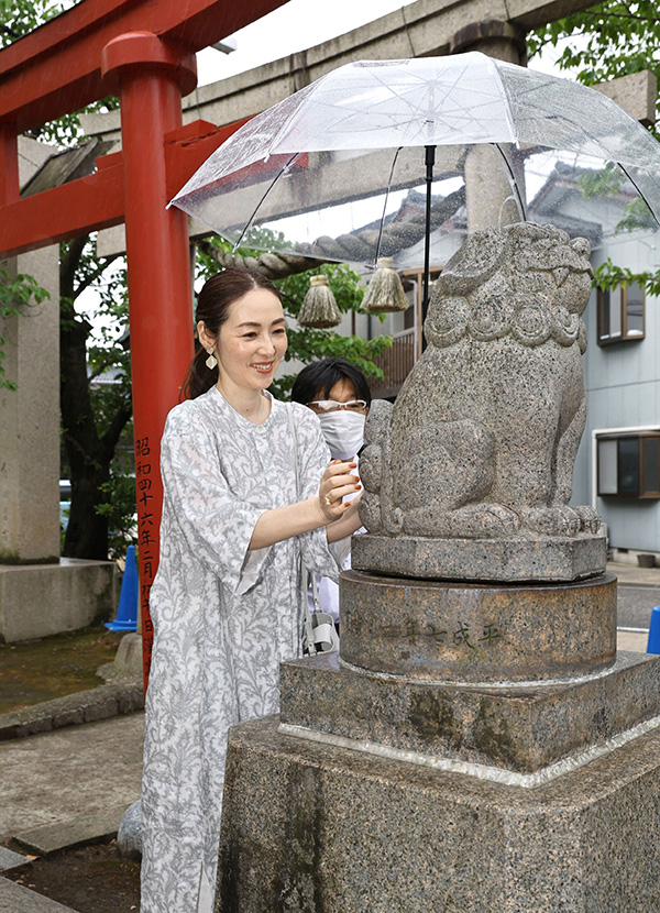 願いを込めて「願懸け高麗犬」をぐるり=新潟市中央区稲荷町