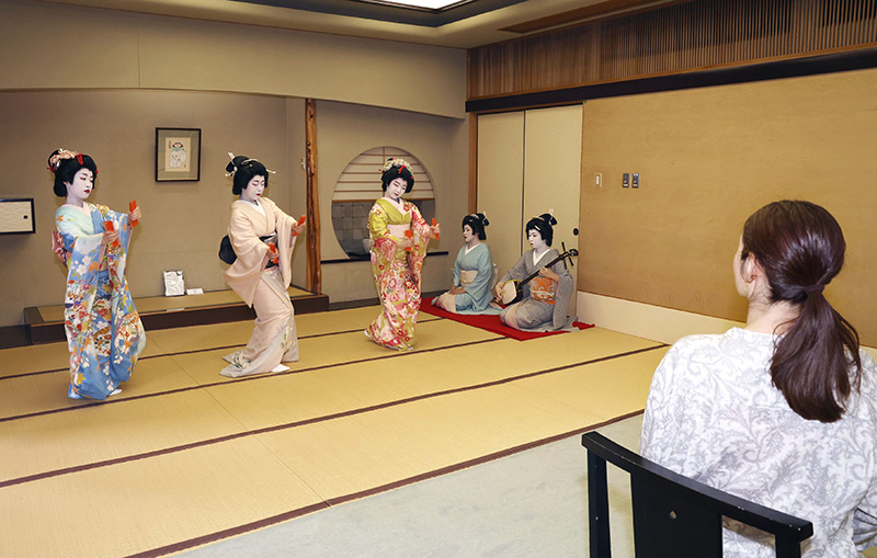湊町に受け継がれるおもてなしの心。古町芸妓の舞を堪能=新潟市中央区の「割烹蛍」