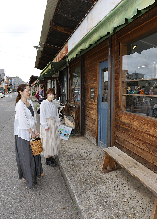 おしゃれで個性的な店が集まる沼垂テラス商店街。ぶらりと歩く＝新潟市中央区沼垂東3