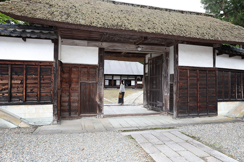 旧笹川家住宅の表門。大庄屋の威厳を今に残す＝新潟市南区味方