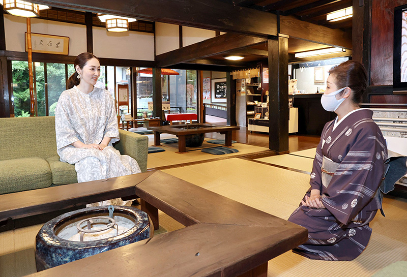 国の登録有形文化財の旅館「髙島屋」。女将の出迎えに笑顔の霧島さん＝新潟市西蒲区岩室温泉