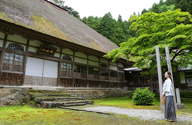 大きなかやぶき屋根の種月寺本堂。存在感に圧倒される＝新潟市西蒲区石瀬