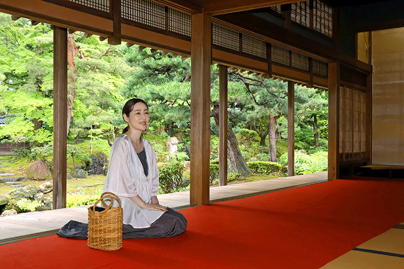 絵画のような美しさを誇る北方文化博物館の庭園。霧島れいかさんもうっとり=新潟市江南区沢海2