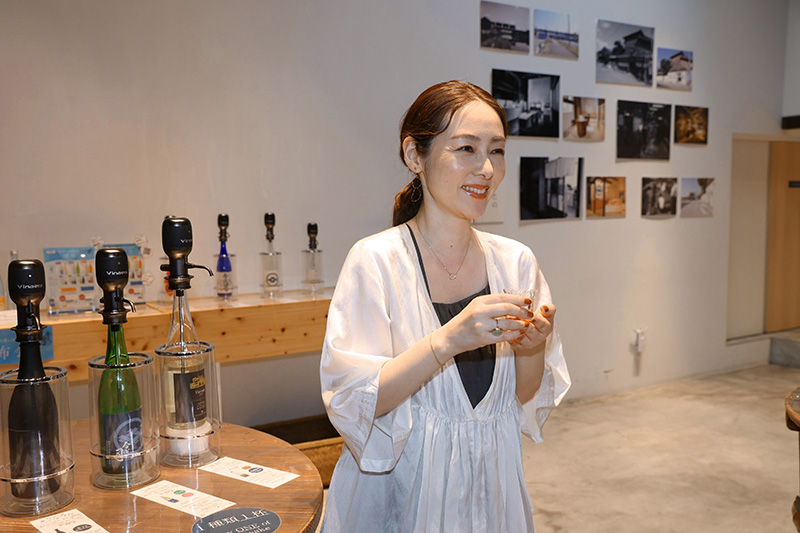 地酒を試飲する霧島れいかさん。「やっぱり新潟のお酒はおいしい♪」と満面の笑み=新潟市中央区鏡が岡の今代司酒造