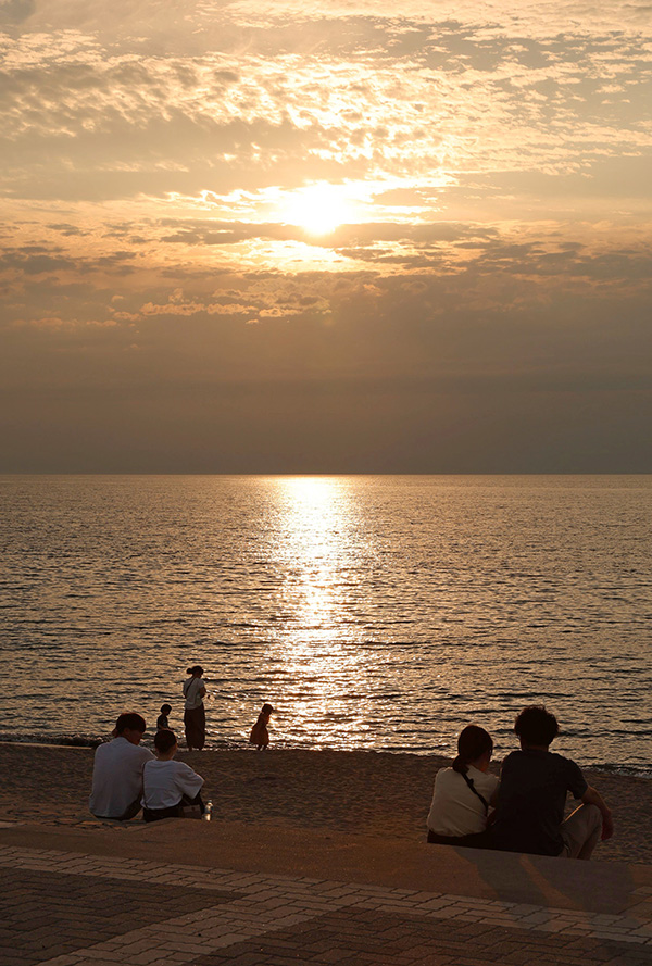 日本海に沈む夕日。空があかね色に染まった=新潟市西区