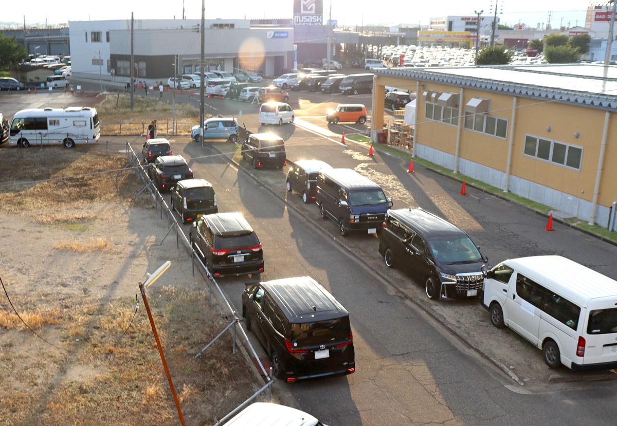 昨年の花火大会時に、会場近くで多発した路上駐車＝２０２４年８月３日午後６時前、長岡市（画像の一部を加工しています）