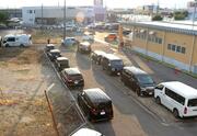 昨年の花火大会時に、会場近くで多発した路上駐車＝２０２４年８月３日午後６時前、長岡市（画像の一部を加工しています）