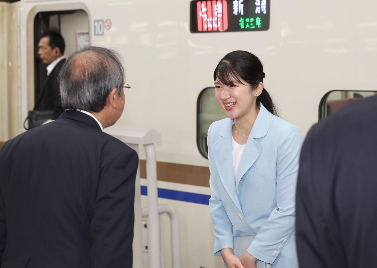 ＪＲ新潟駅に到着し、花角英世新潟県知事にあいさつされる天皇、皇后両陛下の長女愛子さま＝６日、新潟市中央区