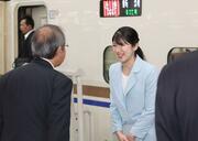 ＪＲ新潟駅に到着し、花角英世新潟県知事にあいさつされる天皇、皇后両陛下の長女愛子さま＝６日、新潟市中央区