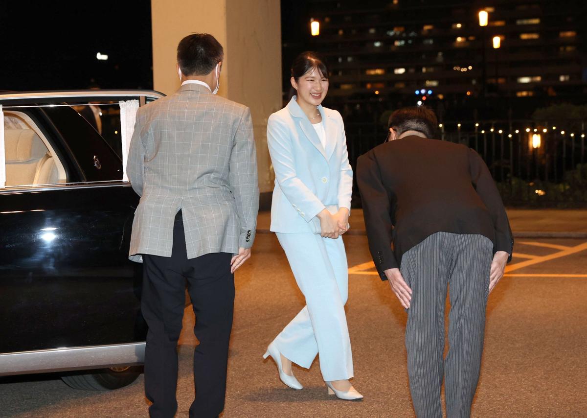 宿泊先のホテルに到着した天皇、皇后両陛下の長女愛子さま＝６日、新潟市中央区