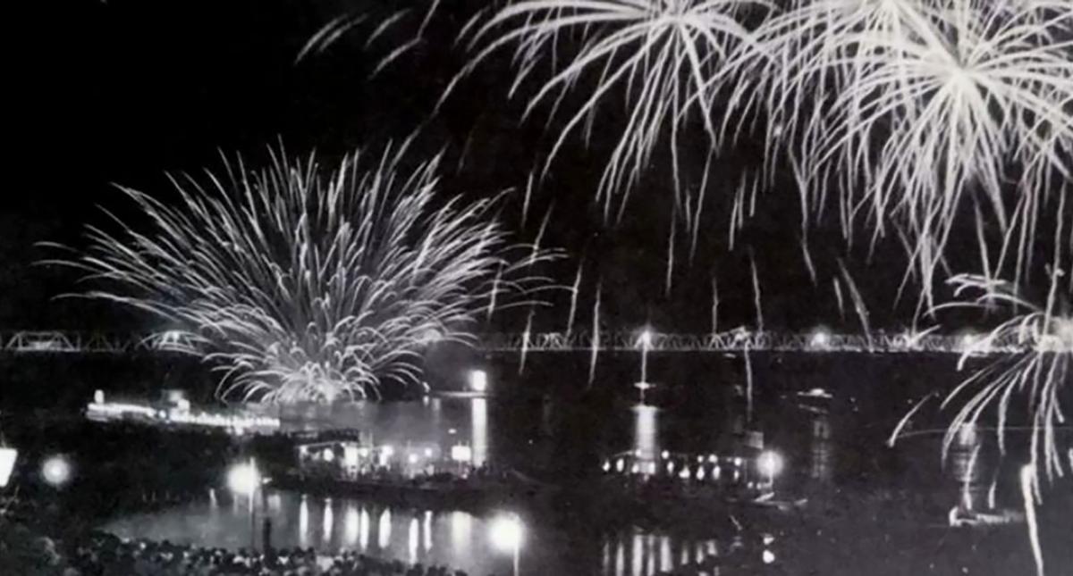 
戦時中に中断していた花火大会が１９４７年に復活。信濃川右岸の堤防上などには大勢が詰めかけた（長岡花火財団ホームページより）
