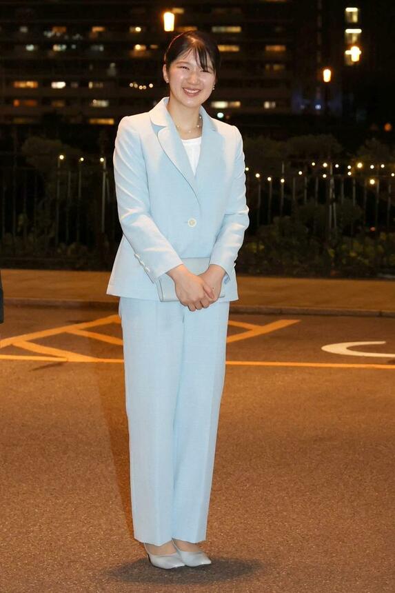 宿泊先のホテルに到着した天皇、皇后両陛下の長女愛子さま＝６日、新潟市中央区