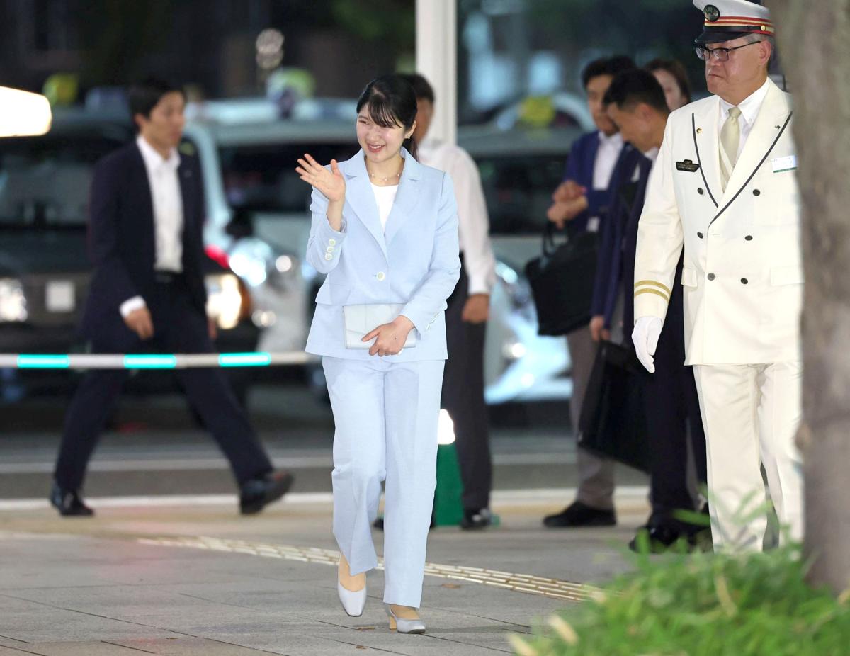来県を歓迎する市民らに手を振り応えられる天皇、皇后両陛下の長女愛子さま＝６日、ＪＲ新潟駅南口