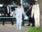 来県を歓迎する市民らに手を振り応えられる天皇、皇后両陛下の長女愛子さま＝６日、ＪＲ新潟駅南口