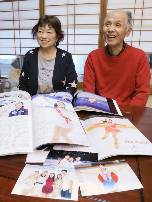中井亜美選手の写真を見ながら、期待を語る祖父の中井惠介さん（右）と祖母の文子さん＝新発田市