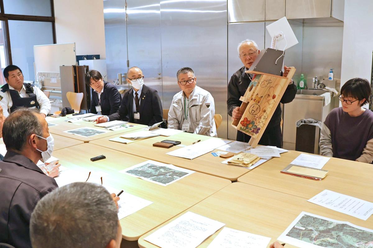 
カメラマンの影響とみられる野鳥の営巣放棄対策を検討した会合＝十日町市松之山松口
