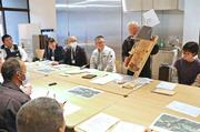 
カメラマンの影響とみられる野鳥の営巣放棄対策を検討した会合＝十日町市松之山松口

