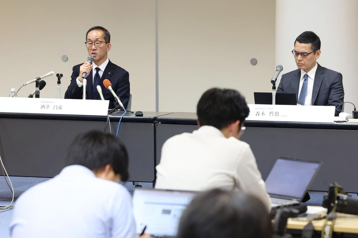 外部調査委員会の報告書を受け、記者会見したＮＳＴの酒井昌彦社長（左）と、調査委の森本哲也委員長＝３日、新潟市中央区のＮＳＴ本社