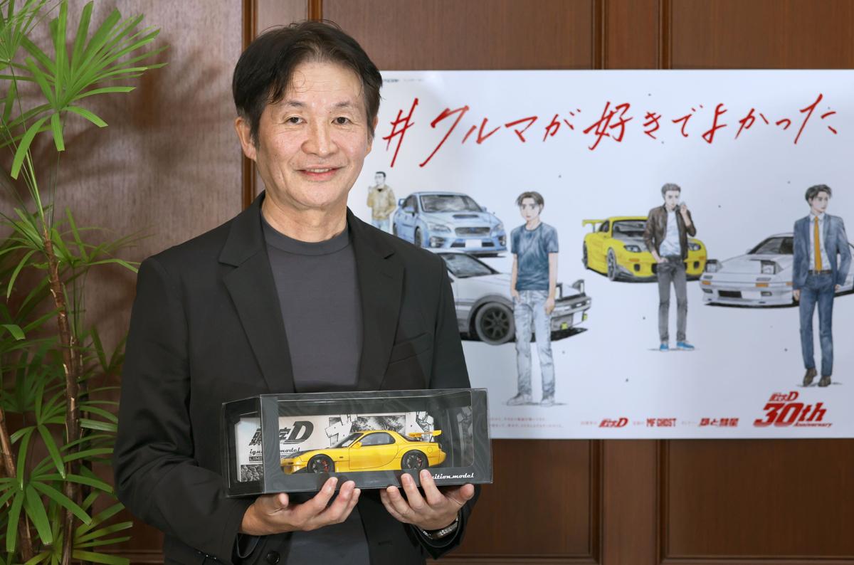 「頭文字Ｄ」を語るしげの秀一さん。作中に登場するマツダＲＸ－７（ＦＤ）の模型を前に「とにかくかっこいい。手放して惜しかった愛車の中の１台」とほほ笑んだ＝東京都