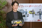 「頭文字Ｄ」を語るしげの秀一さん。作中に登場するマツダＲＸ－７（ＦＤ）の模型を前に「とにかくかっこいい。手放して惜しかった愛車の中の１台」とほほ笑んだ＝東京都