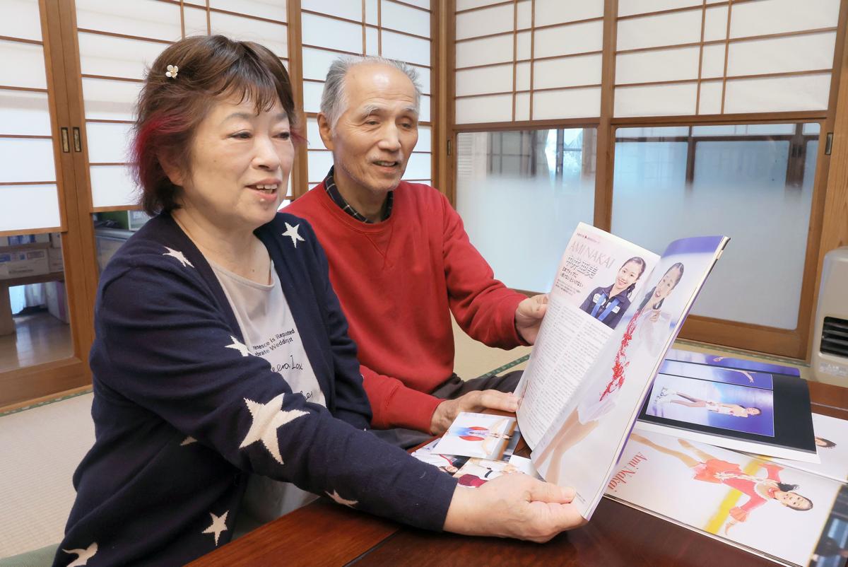 
中井亜美選手の写真を見ながら、期待を語る祖父の中井惠介さん（右）と祖母の文子さん＝新発田市
