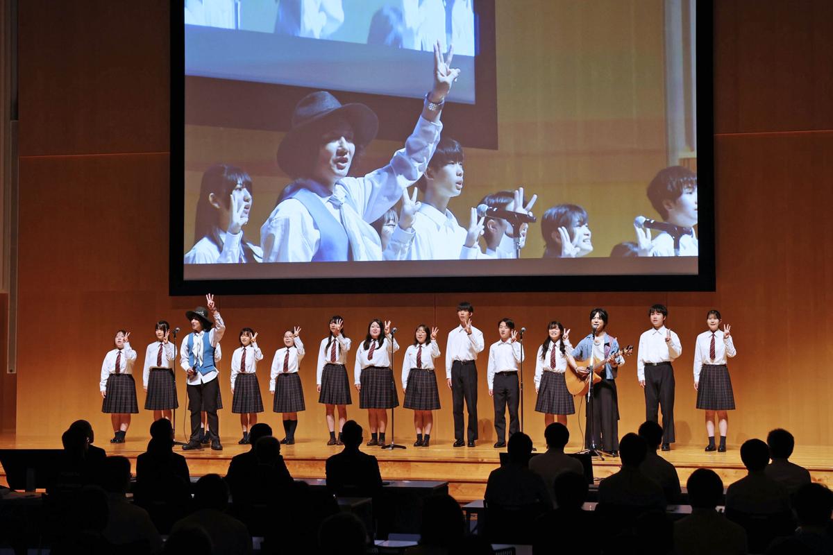
オープニングセッションで防災音楽ユニット「Ｂｌｏｏｍ　Ｗｏｒｋｓ」と一緒に曲を披露した新潟明訓高校音楽部＝６日、新潟市中央区
