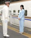 ＪＲ新潟駅に到着し、神田成弘新潟駅長にあいさつされる天皇、皇后両陛下の長女愛子さま＝６日、新潟市中央区