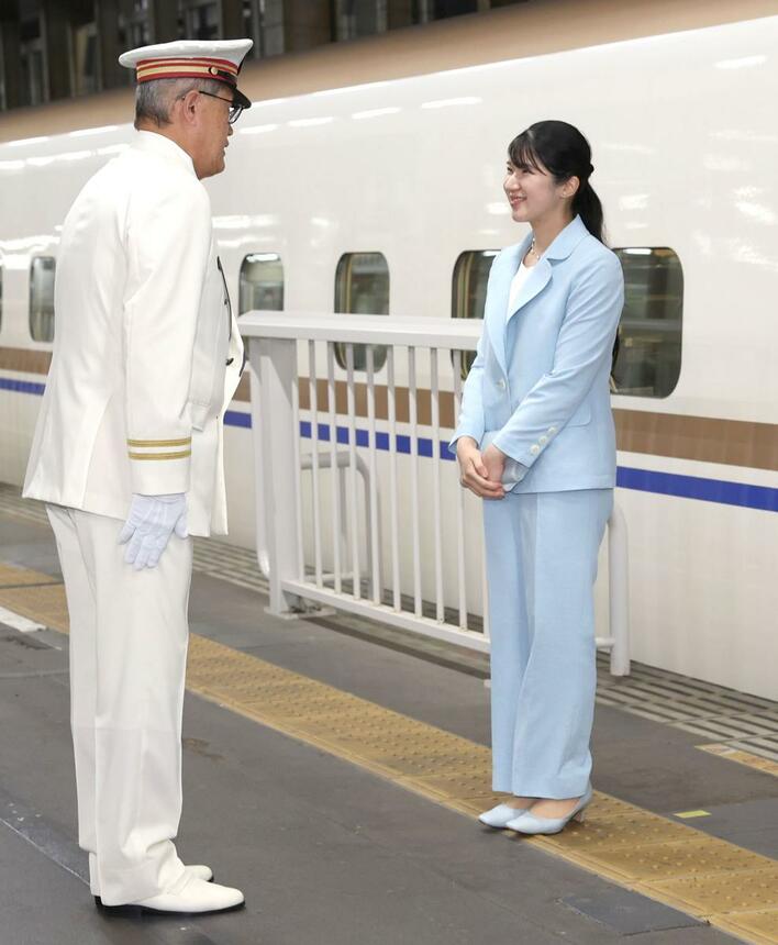 ＪＲ新潟駅に到着し、神田成弘新潟駅長にあいさつされる天皇、皇后両陛下の長女愛子さま＝６日、新潟市中央区
