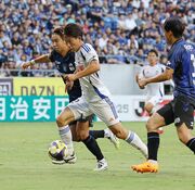 
Ｇ大阪戦で得点を決めた新井泰貴＝９月、パナスタ
