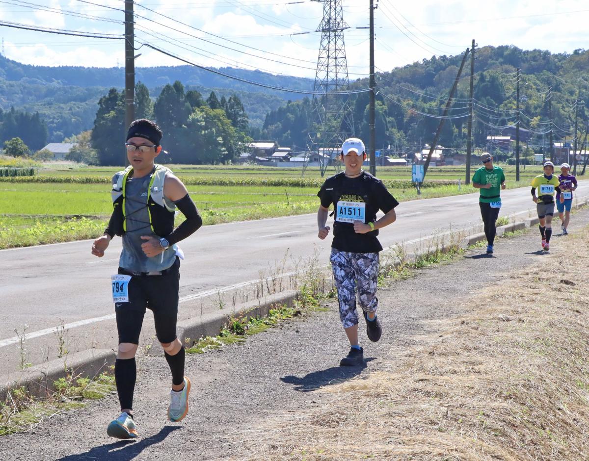 次回大会で３０年の歴史に幕を下ろす「えちご・くびき野１００キロマラソン」＝２０２４年１０月、上越市吉川区