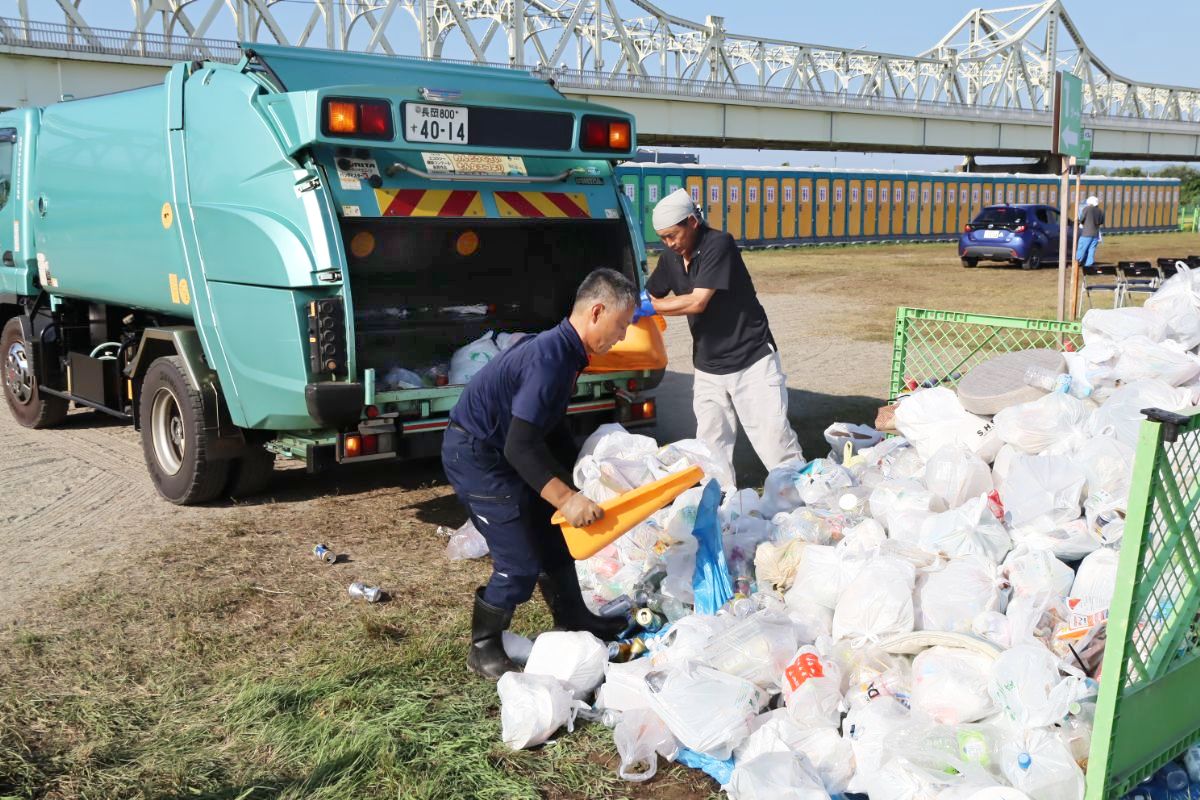 
業者による長岡花火会場のごみ回収の様子＝２０２４年８月４日、信濃川河川敷（長岡花火財団提供）
