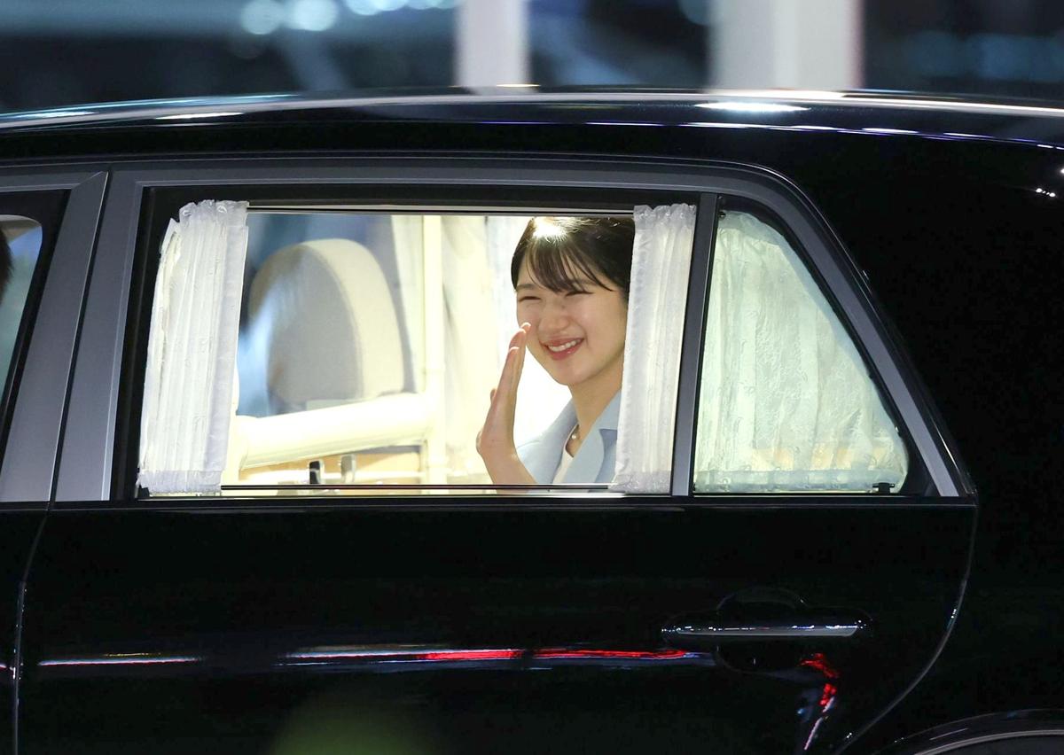 車に乗り、来県を歓迎する市民らに手を振り応えられる天皇、皇后両陛下の長女愛子さま＝６日、ＪＲ新潟駅南口