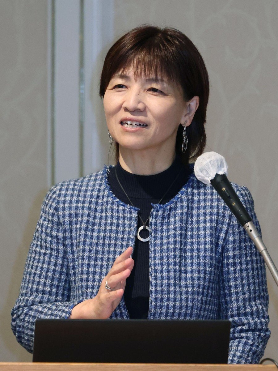 政懇長岡会で講演するBNPパリバ証券グローバルマーケット統括本部副会長の中空麻奈氏=2025年10月16日、長岡市東坂之上町1、長岡グランドホテル