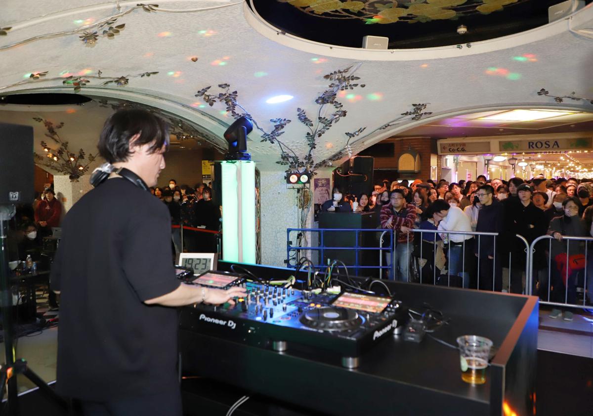 
営業終了の２日前に開かれた人気立ち飲みイベント「古町夜市」でにぎわう会場＝３月２９日、新潟市中央区西堀前通
