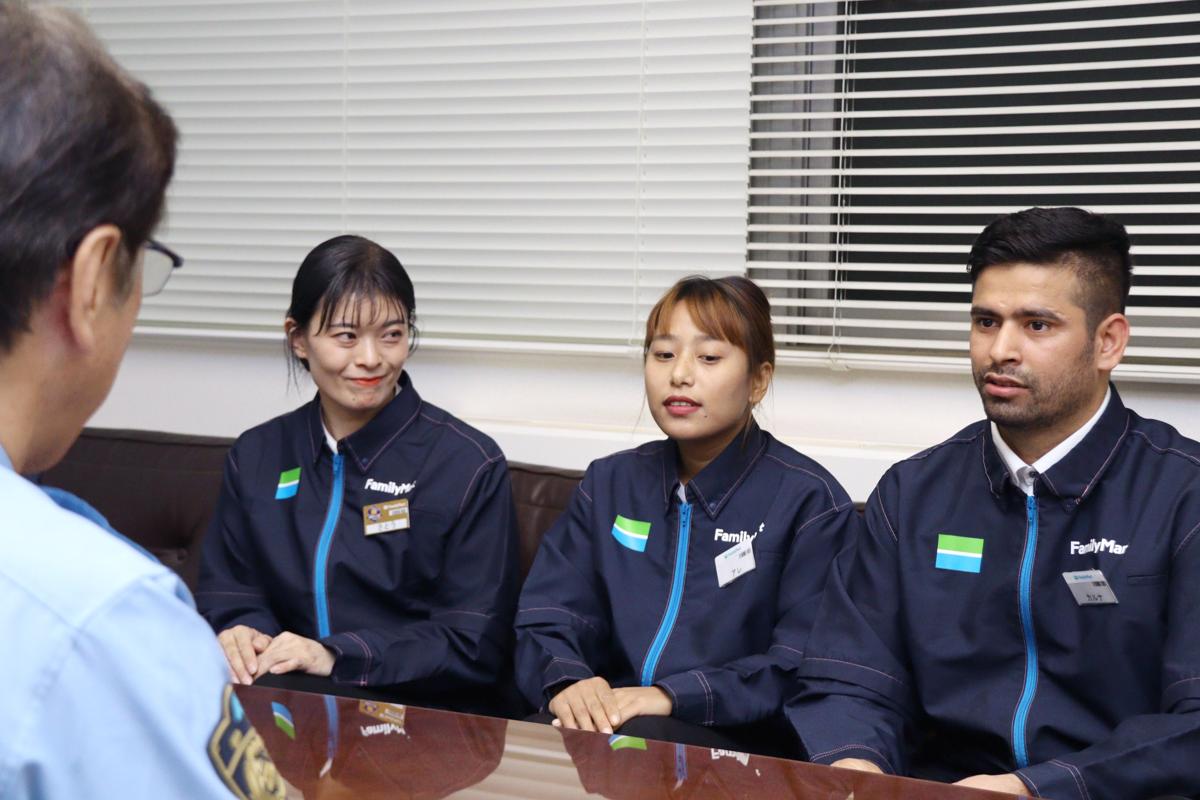 感謝状を受け取った（右から）カトリ・カルナ・バハドウールさん、アレ・マガル・イシャラさんら＝新潟署