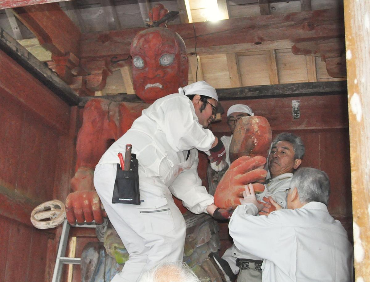 
吽形（うんぎょう）像の腕を取り外す京香のスタッフ＝南魚沼市雲洞
