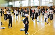 体幹を鍛えるトレーニングをする五泉東小の児童ら＝五泉市