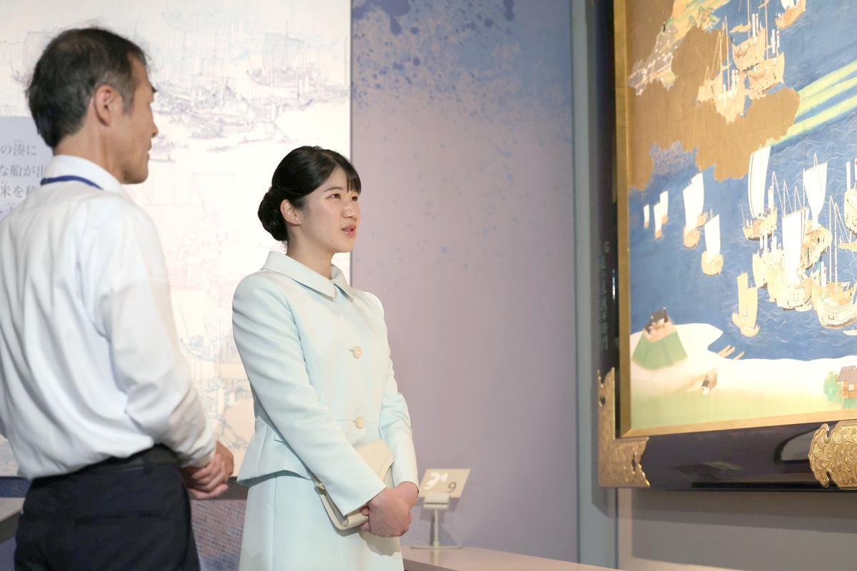 新潟市歴史博物館みなとぴあを視察される天皇、皇后両陛下の長女愛子さま＝７日、新潟市中央区