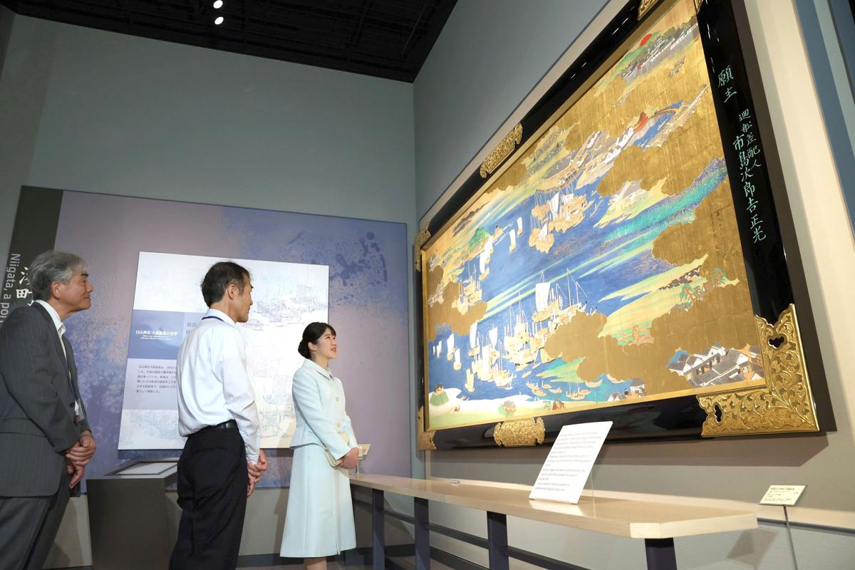 新潟市歴史博物館みなとぴあを視察される天皇、皇后両陛下の長女愛子さま＝７日、新潟市中央区