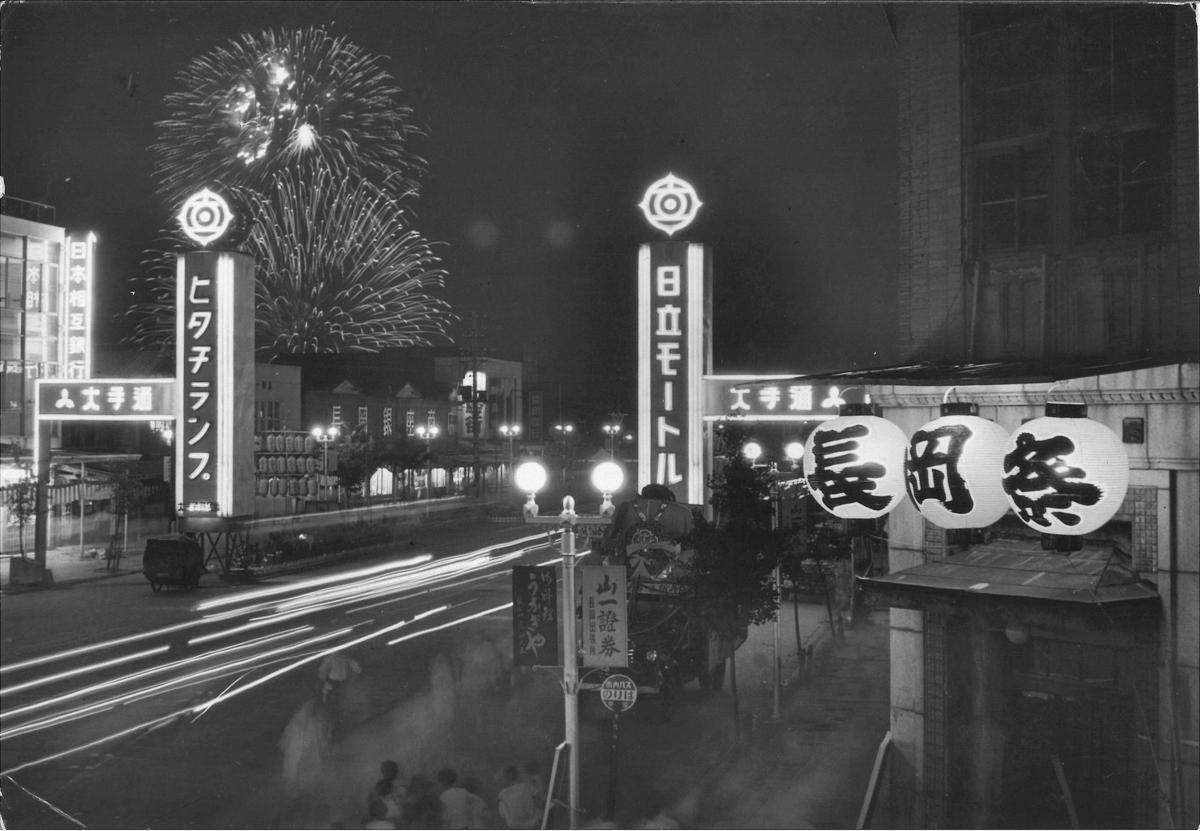 
長岡復興祭から改称された「長岡まつり」。現在の大手通２丁目付近から信濃川方面を望む＝１９５１年ごろ（長岡花火財団提供）
